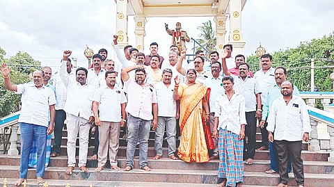 ದೆಹಲಿಯ ಜಂತರ್ ಮಂತರ್‌ನಲ್ಲಿ ವಿದ್ಯಾರ್ಥಿಗಳ ಮೇಲೆ ನಡೆದಿರುವ ದೌರ್ಜನ್ಯ ಖಂಡಿಸಿ ಕೊಳ್ಳೇಗಾಲ ಪಟ್ಟಣದಲ್ಲಿ ಕಾಂಗ್ರೆಸ್ ಮುಖಂಡರು, ನಗರಸಭೆ ಮಾಜಿ ಸದಸ್ಯರು ಪ್ರತಿಭಟನೆ ನಡೆಸಿದರು.