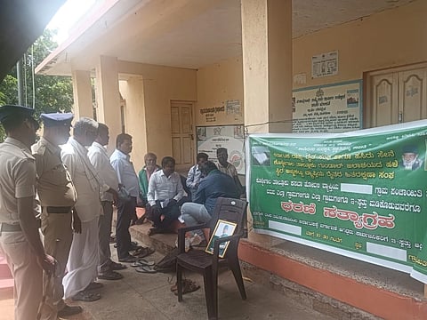 ಟಗರಪುರ ಗ್ರಾಮ ಪಂಚಾಯಿತಿ ವ್ಯಾಪ್ತಿಯ ವಿವಿಧ ಗ್ರಾಮಗಳ ಆಸ್ತಿಗಳಿಗೆ ಇ-ಸ್ವತ್ತು ನೀಡದಿರುವುದನ್ನು ವಿರೋಧಿಸಿ ಗುಂಡಾಲ್ ಜಲಾಶಯ ಸ್ಥಿರ ಅಚ್ಚುಕಟ್ಟು ಪ್ರದೇಶ ಸಮಿತಿ ಪದಾಧಿಕಾರಿಗಳು ಧರಣಿ ನಡೆಸಿದರು.