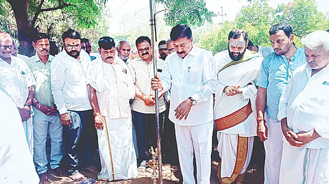 ಕುರುಬನಕಟ್ಟೆ ಕ್ಷೇತ್ರಕ್ಕೆ ಮೂಲ ಸೌಕರ್ಯ ಒದಗಿಸುವ ಅಭಿವೃದ್ಧಿ ಕಾಮಗಾರಿಗೆ ಶಾಸಕ ಎ.ಆರ್.ಕೃಷ್ಣಮೂರ್ತಿ ಚಾಲನೆ ನೀಡಿದರು. ವರುಣ ಲಿಂಗರಾಜೇ ಅರಸ್, ಪುಟ್ಟಣ್ಣ,  ಬಿ.ತೋಟೇಶ್, ರಾಜು ತಿಮ್ಮರಾಜೀಪುರ, ಚೇತನ್ ದೊರೈರಾಜ್ ಇತರರು ಇದ್ದರು.  	