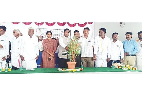 ಹಾರಕಬಾವಿ ಗ್ರಾಮದಲ್ಲಿ ಬುಧವಾರ ಆಯೋಜಿಸಿದ್ದ ಮನೆ ಮನೆಗೆ ಶಾಸಕರು, ಮನೆ ಬಾಗಿಲಿಗೆ ಸರ್ಕಾರ ಕಾರ್ಯಕ್ರವನ್ನು ಶಾಸಕ ಡಾ.ಎನ್.ಟಿ. ಶ್ರೀನಿವಾಸ್ ಉದ್ಘಾಟಿಸಿದರು. ಎಪಿಎಂಸಿ ಅಧ್ಯಕ್ಷ ಕುರಿಹಟ್ಟಿ ಬೋಸಣ್ಣ, ಎಚ್.ಶೇಖರಪ್ಪ, ತಹಸೀಲ್ದಾರ್ ವಿ.ಕೆ.ನೇತ್ರಾವತಿ, ತಾಪಂ ಇಒ ನರಸಪ್ಪ, ಜಿಪಂ ಎಇಇ ಮಲ್ಲಿಕಾರ್ಜುನ, ವೆಂಕಟೇಶ್ ಇದ್ದರು.