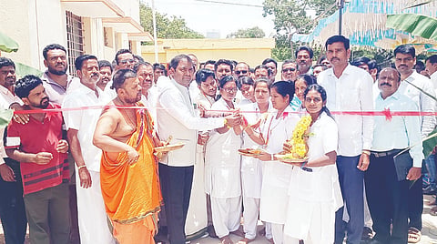 ಚಿಕ್ಕಜೊಗಿಹಳ್ಳಿ ಸಮುದಾಯ ಆರೋಗ್ಯ ಕೇಂದ್ರದಲ್ಲಿ ಶನಿವಾರ 3 ಕೋಟಿ ರೂ. ವೆಚ್ಚದ ನೂತನ ವಸತಿಗೃಹಗಳನ್ನು ಶಾಸಕ ಡಾ.ಎನ್.ಟಿ. ಶ್ರೀನಿವಾಸ್ ಉದ್ಘಾಟಿಸಿದರು. ಜಗಳೂರು ಶಾಸಕ ದೇವೇಂದ್ರಪ್ಪ, ಎಇಇ ಬಸವಾರೆಡ್ಡಿ, ಕುರಿಹಟ್ಟಿ ಬೋಸಣ್ಣ, ಎನ್.ಟಿ. ತಮ್ಮಣ್ಣ, ಹುಡೇಂ ಪಾಪನಾಯಕ, ತಳವಾರ ಶರಣಪ್ಪ ಇದ್ದರು.