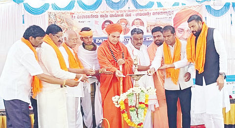 ಐಗಳಮಲ್ಲಾಪುರದಲ್ಲಿ ಶನಿವಾರ ಶ್ರೀ ವೀರಾಂಜನೇಯ ಸ್ವಾಮಿ ದಾಸೋಹ ಭವನವನ್ನು ಶಾಸಕ ಡಾ.ಎನ್.ಟಿ. ಶ್ರೀನಿವಾಸ್ ಉದ್ಘಾಟಿಸಿದರು. ಶ್ರೀ ಪ್ರಶಾಂತ ಸಾಗರ ಸ್ವಾಮೀಜಿ, ದಾಸೋಹ ಮಠದ ಧರ್ಮಾಧಿಕಾರಿ ಐಮುಡಿ ಶರಣಾರ್ಯರು, ಮೊಳಕಾಲ್ಮೂರು ಶಾಸಕ ಎನ್.ವೈ. ಗೋಪಾಲಕೃಷ್ಣ, ಜಗಳೂರು ಶಾಸಕ ದೇವೇಂದ್ರಪ್ಪ, ಮಾಜಿ ಸಚಿವ ಬಿ. ಶ್ರೀರಾಮುಲು ಇದ್ದರು.