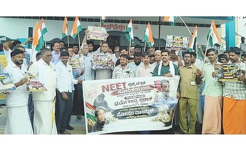 ದೆಹಲಿಯಲ್ಲಿ ವಿದ್ಯಾರ್ಥಿಗಳ ಮೇಲೆ ಲಾಠಿ ಪ್ರಹಾರ ಖಂಡಿಸಿ ಹಾರಕಬಾವಿ ಗ್ರಾಮದಲ್ಲಿ  ಪ್ರತಿಭಟನೆ ನಡೆಸಲಾಯಿತು. ಶಾಸಕ ಡಾ.ಎನ್.ಟಿ.ಶ್ರೀನಿವಾಸ್, ಪ್ರಮುಖರಾದ ಎಚ್.ಶೇಖರಪ್ಪ, ಕುರಿಹಟ್ಟಿ ಬೋಸಣ್ಣ, ಬಳೇಗಾರ ಜಗದೀಶ್, ರಮೇಶ್, ತಳವಾರ ಶರಣಪ್ಪ, ಎಚ್.ಮಹೇಶ್, ಕೊಟ್ರೇಶ್, ಫಸಲು ಪಾಲಯ್ಯ ಇತರರಿದ್ದರು.