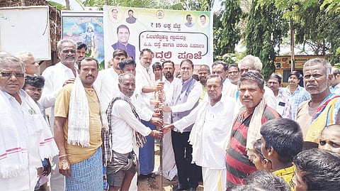 ಕಾನಹೊಸಹಳ್ಳಿ ಸಮೀಪದ ಓಳಶೆಟ್ಟಿಹಳ್ಳಿ ಗ್ರಾಮದಲ್ಲಿ ಸಿಸಿ ರಸ್ತೆ ಕಾಮಗಾರಿಗೆ ಶಾಸಕ ಡಾ.ಎನ್.ಟಿ.ಶ್ರೀನಿವಾಸ್ ಭೂಮಿಪೂಜೆ ನೆರವೇರಿಸಿದರು. ಎಪಿಎಂಸಿ ಅಧ್ಯಕ್ಷ ಕುರಿಹಟ್ಟಿ ಬೋಸಯ್ಯ, ಜಿಪಂ ಎಇಇ ಮಲ್ಲಿಕಾರ್ಜುನ ಸ್ವಾಮಿ, ಪ್ರಮುಖರಾದ ತಳವಾರ ಶರಣಪ್ಪ, ಬಣವಿಕಲ್ಲು ಎರ‌್ರಿಸ್ವಾಮಿ, ಬುಡ್ಡಾರೆಡ್ಡಿ ಇತರರಿದ್ದರು.