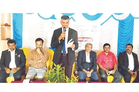ಮಂಗಳೂರು ಗ್ರಾಮದಲ್ಲಿ ಭೂಮಿ ದಿನ ಕಾರ್ಯಕ್ರಮವನ್ನು ಯಲಬುರ್ಗಾ ಹಿರಿಯ ಪ್ರಧಾನ ಸಿವಿಲ್ ನ್ಯಾಯಾಧೀಶ ರಂಗಸ್ವಾಮಿ ಜೆ ಮಾತನಾಡಿದರು. ತಾಪಂ ಇಒ ಸಂತೋಷ ಬಿರಾದಾರ್ ಪಾಟೀಲ್, ವಕೀಲರ ಸಂಘದ ಅಧ್ಯಕ್ಷ ಎಸ್.ಎಸ್.ಹೊಂಬಳ, ಅಪರ ಸರ್ಕಾರಿ ವಕೀಲ ಮಲ್ಲನಗೌಡ ಎಸ್. ಪಾಟೀಲ್ ಇತರರಿದ್ದರು.