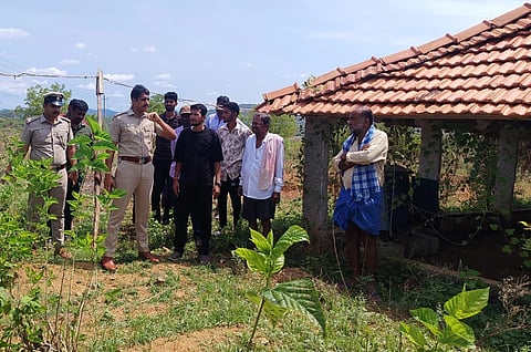 ಕನಕಪುರ ತಾಲೂಕು ತೆರಿಗೆದೊಡ್ಡಿ ಗ್ರಾಮದಲ್ಲಿ ರಾಜಕೀಯ ಕಿರುಕುಳಕ್ಕೆ ಧ್ವಂಸಗೊಂಡ ಕೋಳಿಫಾಮ್​ರ್ಅನ್ನು ಸರ್ಕಲ್​ ಇನ್​ಸ್ಪೆಕ್ಟರ್​ ವಿಕಾಸ್​ಗೌಡ ಪರಿಶೀಲಿಸಿದರು. ಎಸ್​ಐ ಪ್ರದಿಪ್​ಕುಮಾರ್​, ಗ್ರಾಮಸ್ಥರು ಉಪಸ್ಥಿತರಿದ್ದರು.