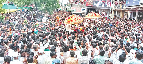 ಮಾಶಾಳ ಗ್ರಾಮದಲ್ಲಿ ಶ್ರೀ ಚೌಡೇಶ್ವರಿ ದೇವಿಯ ಜಾತ್ರೋತ್ಸವ ನಿಮಿತ್ತ ಶುಕ್ರವಾರ ಅಸಂಖ್ಯ ಭಕ್ತರ ಜೈೂಷದ ಮಧ್ಯೆ ದೇವಿ ಶೂಲ ಮುಟ್ಟಿದಳು.