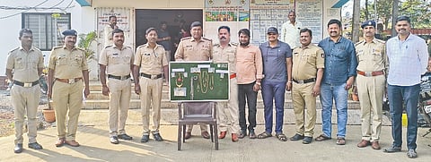 ಕಲಘಟಗಿ ಪೊಲೀಸರು ಕಳ್ಳರಿಂದ ವಶಪಡಿಸಿಕೊಂಡ ಚಿನ್ನಾಭರಣಗಳು. separate theft cases ಸಿಪಿಐ ಶ್ರೀಶೈಲ ಕೌಜಲಗಿ ನೇತೃತ್ವದಲ್ಲಿ ಮಹಾಂತೇಶ ಪಿ.ಐ, ಪಿಎಸ್‌ಐ ಸಿ.ಎನ್. ಕರವೀರಪ್ಪನವರ, ಎ.ಎಂ. ನವಲೂರು, ಶಂಕರ ಮುತ್ತಲಗೇರಿ, ಲೋಕೇಶ ಬೆಂಡಿಕಾಯಿ, ಮಹಾಂತೇಶ ಎನ್. ಇದ್ದರು.