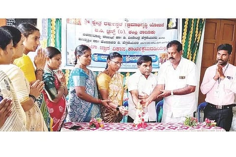 ಎಮ್ಮಿಗನೂರು ಗ್ರಾಮದಲ್ಲಿ ಆಯೋಜಿಸಿದ್ದ ಸ್ವ ಉದ್ಯೋಗ ಪ್ರೇರಣಾ ಶಿಬಿರಕ್ಕೆ ಆಂಜನೇಯ ದೇವಸ್ಥಾನದ ಸಮಿತಿ ಅಧ್ಯಕ್ಷ ವೆಂಕಟರೆಡ್ಡಿ ಚಾಲನೆ ನೀಡಿದರು. ಪ್ರಮುಖರಾದ ಈಶ್ವರ್, ಆರ್.ಎನ್.ಮಂಜುಳಾ, ಸುಧಾ, ಪಾರ್ವತಿ, ಲಕ್ಷ್ಮೀ ಇತರರಿದ್ದರು.