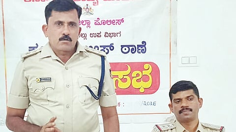 ಕಂಪ್ಲಿ ಪೊಲೀಸ್ ಠಾಣೆಯಲ್ಲಿ ನಡೆದ ಬಕ್ರೀದ್ ಶಾಂತಿಸಭೆಯಲ್ಲಿ ಡಿವೈಎಸ್‌ಪಿ ಪ್ರಸಾದ್ ಕೆ.ಗೋಖಲೆ ಮಾತನಾಡಿದರು. ಪಿಐ ಕೆ.ಬಿ.ವಾಸುಕುಮಾರ್ ಇದ್ದರು.