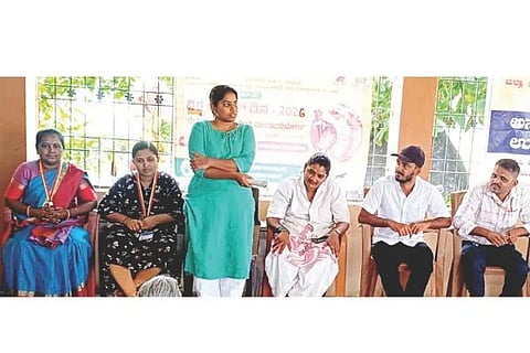 ಕಂಪ್ಲಿಯಲ್ಲಿ ಆಯೋಜಿಸಿದ್ದ ರೇಬಿಸ್ ಜಾಗೃತಿ ಕಾರ್ಯಕ್ರಮದಲ್ಲಿ ಸರ್ಕಾರಿ ಆಸ್ಪತ್ರೆ ವೈದ್ಯೆ ಹಾರಿಕಾ ಮಾತನಾಡಿದರು. ಪ್ರಮುಖರಾದ ಟಿ.ವಿ.ಸುದರ್ಶನರೆಡ್ಡಿ, ಕೆ.ಶೋಭಾ, ಶ್ರುತಿ, ಮಹಮ್ಮದ್ ಇತರರಿದ್ದರು.