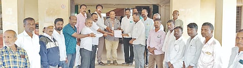 ಕುಂದಗೋಳ ತಾಲೂಕಿನ ಹಿರೇನರ್ತಿ, ಬೆನಕನಹಳ್ಳಿ ಹಾಗೂ ಬಸಾಪೂರ ಗ್ರಾಮಗಳಿಗೆ ಕುಡಿಯುವ ನೀರು Drinking water supply ಪೂರೈಸಬೇಕು ಎಂದು ಒತ್ತಾಯಿಸಿ ಗ್ರಾಮಸ್ಥರು ಸೋಮವಾರ ಶಿರಸ್ತೇದಾರ್ ಮಹೇಶ ಶ್ಯಾಮನಾಳ ಅವರಿಗೆ ಮನವಿ ಸಲ್ಲಿಸಿದರು. ಗುರುಸಿದ್ದಗೌಡ ಮೇಳಮಾಲಾಗಿ, ಕಲ್ಲಪ್ಪ ಹರಕುಣಿ, ಮಂಜುನಾಥ ಕುಂಬರ, ಶಿವು ಮೇಳಮಾಳಗಿ ಇತರರಿದ್ದರು. 