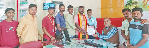 ಕುಂದಗೋಳದ ಪ್ರಮುಖ ರಸ್ತೆಗಳಲ್ಲಿರುವ ಮದ್ಯದಂಗಡಿಗಳನ್ನು liquor store ಸ್ಥಳಾಂತರಿಸಬೇಕು ಎಂದು ಕರ್ನಾಟಕ ಯುವ ರಕ್ಷಣಾ ವೇದಿಕೆ ವತಿಯಿಂದ ತಹಸೀಲ್ದಾರ್ ರಾಜು ಮಾವರಕರ ಅವರಿಗೆ ಸೋಮವಾರ ಮನವಿ ಸಲ್ಲಿಸಿದರು.