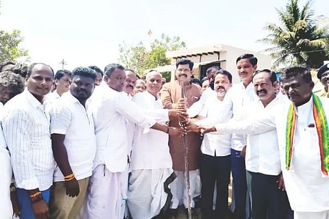 ಕನಕಗಿರಿ ತಾಲೂಕಿನ ಬಸರಿಹಾಳ ಗ್ರಾಮದಲ್ಲಿ ರಸ್ತೆ ಕಾಮಗಾರಿಗೆ ಸಚಿವ ಶಿವರಾಜ ತಂಗಡಗಿ ಭೂಮಿ ಪೂಜೆ ಸಲ್ಲಿಸಿದರು. ವಕ್ತಾರ ಶರಣಪ್ಪ ಭತ್ತದ್, ಜಿಪಂ ಮಾಜಿ ಸದಸ್ಯ ವೀರೇಶ ಸಮಗಂಡಿ, ಪ್ರಮುಖರಾದ ನಾಗಪ್ಪ ಚಿಂಚಲಿ, ಪಪಂ. ಆಶ್ರಯ ಸಮಿತಿ ಸದಸ್ಯ ಕನಕಪ್ಪ ಮ್ಯಾಗಡೆ ಇತರರಿದ್ದರು.