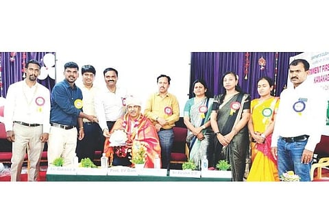 ಕನಕಗಿರಿ ಪದವಿ ಕಾಲೇಜಿನಲ್ಲಿ ಆಯೋಜಿಸಿದ್ದ ವಿಚಾರ ಸಂಕಿರಣದ ಸಮಾರೋಪದಲ್ಲಿ ಕೊಪ್ಪಳ ವಿವಿ ಕುಲಪತಿ ಪ್ರೊ.ಎಸ್.ವಿ.ಡಾಣಿ ಅವರನ್ನು ಸನ್ಮಾನಿಸಲಾಯಿತು. ಪ್ರಾಚಾರ್ಯರಾದ ಡಾ.ಬಜರಂಗಬಲಿ, ಪ್ರಾಧ್ಯಾಪಕರಾದ ಸರ್ವಮಂಗಳಮ್ಮ.ಟಿ.ಆರ್, ಜಿಲಾನ ಭಾಷಾ ಇತರರಿದ್ದರು.