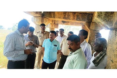 ಕನಕಗಿರಿ ಶಂಕರದಯ್ಯನ ಮಠದ ಶಿಲಾಕಂಬಗಳ ಸ್ಮಾರಕಕ್ಕೆ ಕಮಲಾಪುರದ ಪುರಾತತ್ವ ಇಲಾಖೆಯ ಸಹಾಯಕ ನಿರ್ದೇಶಕ ಶೇಜೇಶ್ವರ ಮತ್ತು ಅಧಿಕಾರಿಗಳ ತಂಡ ಸೋಮವಾರ ಭೇಟಿ ನೀಡಿ ಪರಿಶೀಲನೆ ನಡೆಸಿತು. ತಹಸೀಲ್ದಾರ್ ವಿಶ್ವನಾಥ ಮುರುಡಿ, ಪಿಐ ಎಚ್.ಡಿ. ಫೈಜುಲ್ಲಾ, ಸ್ಥಳೀಯರಾದ ಪ್ರಲ್ಹಾದರೆಡ್ಡಿ ಇತರರು ಇದ್ದರು.