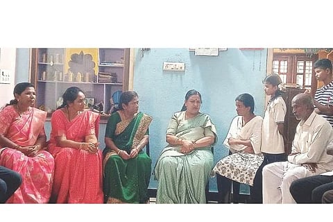 ಕುದರಿಮೋತಿ ಶ್ರೀ ವಿಜಯ ಮಹಾಂತೇಶ್ವರ ಸಂಸ್ಥಾನ ಮಠಕ್ಕೆ ವಿಧಾನಸಭೆ ಸ್ಪೀಕರ್ ಜೆ.ಎಸ್.ಪಾಟೀಲ್ ಭೇಟಿ ನೀಡಿದ ವೇಳೆ ಮಠದಿಂದ ಸನ್ಮಾನಿಸಲಾಯಿತು. ಶ್ರೀ ವಿಜಯ ಮಹಾಂತ ಸ್ವಾಮೀಜಿ, ಗ್ರಾಮದ ದಳಪತಿ ಹನಮಗೌಡ ಪೊಲೀಸ್ ಪಾಟೀಲ್, ಜಿಪಂ  ಮಾಜಿ ಸದಸ್ಯ ಅಶೋಕ ತೋಟದ ಇತರರಿದ್ದರು.