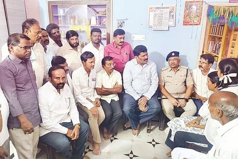 ಮೃತ ಬಸವರಾಜರೆಡ್ಡಿ ಮನೆಗೆ ಸಚಿವ ಶಿವರಾಜ ತಂಗಡಗಿ ಭೇಟಿ ನೀಡಿ ಕುಟುಂಬಸ್ಥರಿಗೆ ಸಾಂತ್ವನ ಹೇಳಿದರು. ಗಂಗಾಧರಸ್ವಾಮಿ, ವೀರೇಶ ಸಮಗಂಡಿ ಇತರರಿದ್ದರು.