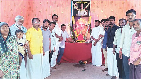 ಕನಕಗಿರಿ ತಾಲೂಕಿನ ಮುಸಲಾಪುರದಲ್ಲಿ ಡಾ.ಶಿವಕುಮಾರ ಸ್ವಾಮೀಜಿಗಳ ಪುಣ್ಯಸ್ಮರಣೆ ಕಾರ್ಯಕ್ರಮ ಆಯೋಜಿಸಲಾಗಿತ್ತು.ಪ್ರಮುಖರಾದ ದೇವರಾಜ ಅಂಬಾಡಿ, ರಾಮಣ್ಣ ದಲಾಲಿ, ಚನ್ನಪ್ಪ ವಂಕಲಕುಂಟಿ, ಚನ್ನಪ್ಪ ಕೊಳಜಿ, ಬಸವಂತಪ್ಪ ಕೊಳಜಿ ಇತರರಿದ್ದರು.