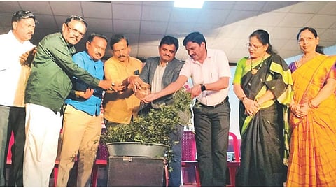 ಕೊಪ್ಪಳದಲ್ಲಿ ಬುಧವಾರ ಹಮ್ಮಿಕೊಂಡಿದ್ದ ಕಾಲಚಕ್ರ ನಾಟಕ ಪ್ರದರ್ಶನಕ್ಕೆ ಕೊಪ್ಪಳ ವಿವಿ ಕುಲಸಚಿವ ಪ್ರೊ. ರಮೇಶ ಕೆ. ಚಾಲನೆ ನೀಡಿದರು. ಪ್ರಮುಖರಾದ ಅಲ್ಲಮಪ್ರಭು ಬೆಟ್ಟದೂರು, ತೋಟಪ್ಪ ಕಾಮನೂರ, ಅಜ್ಮೀರ್ ನಂದಾಪುರ, ಚಾಂದಪಾಷಾ ಕಿಲ್ಲೆದಾರ, ಶೈಲಜಾ ಹಿರೇಮಠ ಇದ್ದರು.
