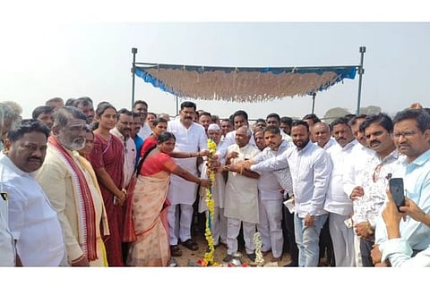 ಕಾರಟಗಿ ಹೊರವಲಯದ ಚಳ್ಳೂರು ರಸ್ತೆಯಲ್ಲಿ 100 ಹಾಸಿಗೆಗಳ ತಾಲೂಕು ಆಸ್ಪತ್ರೆ ನಿರ್ಮಾಣಕ್ಕೆ ಜಿಲ್ಲಾ ಉಸ್ತುವಾರಿ ಸಚಿವ ಶಿವರಾಜ ತಂಗಡಗಿ ಭೂಮಿಪೂಜೆ ನೆರವೇರಿಸಿದರು. ಜಿಲ್ಲಾಮಟ್ಟದ ಗ್ಯಾರಂಟಿ ಯೋಜನೆಗಳ ಅನುಷ್ಠಾನ ಪ್ರಾಧಿಕಾರ ಅಧ್ಯಕ್ಷ ರೆಡ್ಡಿ ಶ್ರೀನಿವಾಸ್, ತಾಲೂಕು ಸಮಿತಿ ಅಧ್ಯಕ್ಷ ದೇವಪ್ಪ ಬಾವಿಕಟ್ಟಿ, ಪುರಸಭೆ ಅಧ್ಯಕ್ಷೆ ರೇಖಾ ಆನೆಹೊಸೂರು, ಉಪಾಧ್ಯಕ್ಷೆ ದೇವಮ್ಮ, ಸ್ಥಾಯಿ ಸಮಿತಿ ಅಧ್ಯಕ್ಷ ಎಚ್.ಈಶಪ್ಪ ಇತರರಿದ್ದರು.