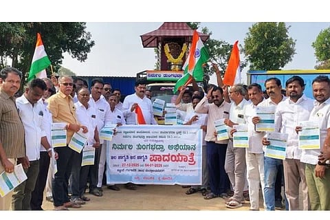 ಕಾರಟಗಿಯಲ್ಲಿ ನಿರ್ಮಲ ತುಂಗಭದ್ರಾ ಅಭಿಯಾನದ ಜಲ ಜಾಗೃತಿ, ಜನ ಜಾಗೃತಿ ರಥಯಾತ್ರೆಯ ಎಲ್.ಇ.ಡಿ. ವಾಹನಕ್ಕೆ ಸಚಿವ ಶಿವರಾಜ ತಂಗಡಗಿ ಸೋಮವಾರ ಚಾಲನೆ ನೀಡಿದರು. ಗ್ಯಾರಂಟಿ ಯೋಜನೆ ಸಮಿತಿಯ ಜಿಲ್ಲಾ ಸದಸ್ಯ ಸೋಮನಾಥ ದೊಡ್ಡಮನೆ, ತಾಲೂಕು ಅಧ್ಯಕ್ಷ ದೇವಪ್ಪ ಬಾವಿಕಟ್ಟಿ, ಅಭಿಯಾನದ ತಾಲೂಕು ಸಂಚಾಲಕ ಪ್ರಭು ಉಪನಾಳ ಇದ್ದರು.
