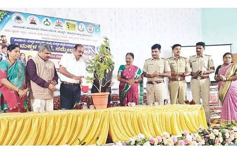 ಕುಷ್ಟಗಿಯಲ್ಲಿ ಶುಕ್ರವಾರ ಮಕ್ಕಳ ಹಕ್ಕುಗಳ ರಕ್ಷಣೆ ಕುರಿತು ಜಾಗೃತಿ ಸಮಾರಂಭದ ಉದ್ಘಾಟನೆ ನೆರವೇರಿಸಿದ ಪ್ರಧಾನ ಸಿವಿಲ್ ನ್ಯಾಯಾಧೀಶ ಎಲ್ ಎಂ ಪೂಜೇರಿ. ತಹಸೀಲ್ದಾರ ಅಶೋಕ ಶಿಗ್ಗಾವಿ, ಸಿಪಿಐ ವಿಶ್ವನಾಥ ಹಿರೇಗೌಡರು, ಸಿಂಧು ಅಂಗಡಿ ಇತರರಿದ್ದರು.