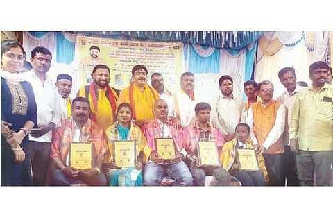 ಕುಷ್ಟಗಿಯಲ್ಲಿ ಸಂಗೀತ, ಸಾಧಕರಿಗೆ ಸನ್ಮಾನ ಹಾಗೂ ಪ್ರಶಸ್ತಿ ನೀಡುವ ಸಮಾರಂಭದಲ್ಲಿ ಕಿರುತೆರೆ ನಟ ಶಶಿಧರ್ ಕೋಟೆ, ಡಾ. ಕಾಡಯ್ಯ ಸ್ವಾಮಿಗಳು, ಬಾಲಚಂದ್ರಪ್ಪಜ್ಜ, ಸಂಸ್ಥೆಯ ಅಧ್ಯಕ್ಷ ರೆಹಮಾನ್ ಸಾಬ್ ಕೋಳೂರು, ಕೆ. ಹುಸೇನ್‌ಸಾಬ್, ಭೀಮಸೇನ ಕುಲಕರ್ಣಿ ಮತ್ತಿತರರು ಉಪಸ್ಥಿತರಿದ್ದರು.