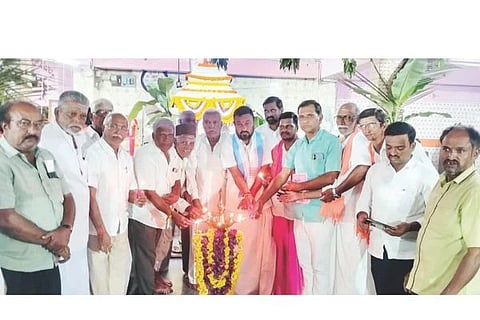 ಕಾರಟಗಿಯ ಶರಣ ಬಸವೇಶ್ವರ ಮಂಗಲ ಮಂಟಪದಲ್ಲಿ ಶರಣ ಬಸವೇಶ್ವರ ಚರಿತಾಮೃತ ಪುರಾಣ ಪ್ರವಚನ ಕಾರ್ಯಕ್ರಮಕ್ಕೆ ಹಿರೇಮಠದ ಮರುಳಸಿದ್ಧಯ್ಯ ಸ್ವಾಮಿ ಚಾಲನೆ ನೀಡಿದರು. ಪ್ರಮುಖರಾದ ಗುಂಡಪ್ಪ ಕುಳಗಿ, ಜಗದೀಶ ಅವರಾಧಿ, ಮಲ್ಲಿಕಾರ್ಜುನ ಕೊಟಗಿ, ಪಂಪಯ್ಯಸ್ವಾಮಿ, ಶಿವಾಚಾರ್ಯರು ಇತರರಿದ್ದರು.