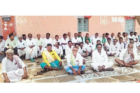 ಕಾರಟಗಿಯ ತುಂಗಭ್ರಾ ಎಡದಂಡೆಯ ನೀರಾವರಿ ಕಚೇರಿ ಮುಂದೆ 31ನೇ ವಿತರಣಾ ಕಾಲುವೆ ವ್ಯಾಪ್ತಿ ಕೊನೆಯ ಹಾಗೂ ಕೆಳಭಾಗದ ರೈತರು ಸಮರ್ಪಕ ನೀರು ಪೂರೈಕೆ ಮತ್ತು ನೀರುಗಳ್ಳತನ ತಡೆಯುವಂತೆ ಒತ್ತಾಯಿಸಿ ಶನಿವಾರ ಪ್ರತಿಭಟನೆ ನಡೆಸಿದರು. ಹೋರಾಟದಲ್ಲಿ ಪ್ರಮುಖರಾದ ದಶರಥರೆಡ್ಡಿ ಚನ್ನಳ್ಳಿ, ಬಸವರಾಜ್ ಗೌಡ ಸಿದ್ರಾಮಪುರ, ಬಸವರಾಜ್ ಚನ್ನಳ್ಳಿ, ಶರಣಪ್ಪ ಕಡೆಮನಿ, ಬಸನಗೌಡ ಹುಡಾ ಮಲ್ಲೇಶಪ್ಪ ಸಾಹುಕಾರ ಮುಕ್ಕುಂದಾ, ನಾಗಪ್ಪ ಹ್ಯಾಟಿ ಸಿದ್ರಾಮಪುರ, ಶಂಬಣ್ಣ ಸಾಹುಕಾರ ಚನ್ನಳ್ಳಿ, ಪ್ರಹ್ಲಾದ ರೆಡ್ಡಿ ಚನ್ನಳ್ಳಿ ವೀರೇಶಪ್ಪ ಬಂಡಿ, ಮಲ್ಲಪ್ಪ ಬ್ಯಾಗವಾಟ್, ಯಮನೂರಪ್ಪ  ಚಲುವಾದಿ ಸೇರಿ ಅನೇಕರಿದ್ದರು.