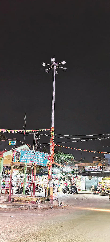 ಕುದೂರು ಪಟ್ಟಣದ ಬಸ್​ ನಿಲ್ದಾಣದ ಒಂದು ಬದಿಯ ಹೈಮಾಸ್ಟ್​ ದೀಪ ಸುಟ್ಟು ಹೋಗಿರುವುದು. 