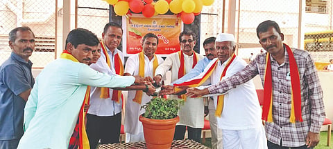 ಲೋಕಾಪುರ ಪಟ್ಟಣದ ಬಿವಿವಿ ಸಂಘದ ಮಹಿಳಾ ಪದವಿ ಪೂರ್ವ ಕಾಲೇಜು ಕನ್ನಡ ಸಂಘದ ಉದ್ಘಾಟನೆ ಹಾಗೂ ಅಂತಾರಾಷ್ಟ್ರೀಯ ಜಾನಪದ ದಿನಾಚರಣೆಯನ್ನು ಡಾ. ನಾಗರಾಜ ನಾಡಗೌಡ್ರ ಉದ್ಘಾಟಿಸಿದರು. ಬಿ.ಬಿ. ಮೆಳ್ಳಿಗೇರಿ, ಶಿವಾನಂದ ಹುದ್ದಾರ, ಶಿವನಗೌಡ ಪಾಟೀಲ, ಎಂ.ಎಲ್. ನಾಯ್ಕ ಇನ್ನಿತರರಿದ್ದಾರೆ.