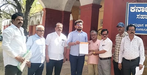 ಲಿಂಗಸುಗೂರು ಸಹಾಯಕ ಆಯುಕ್ತ ಕಚೇರಿಯ ಗ್ರಾಮ ಆಡಳಿತಾಧಿಕಾರಿ ದ್ರುವ ದೇಶಪಾಂಡೆಗೆ  ವಾರ್ಡ್ ನಿವಾಸಿಗಳು ಮನವಿ ಸಲ್ಲಿಸಿದರು. ಪ್ರಮುಖರಾದ ರಾಘವೇಂದ್ರ ಮುತಾಲಿಕ್ ವಕೀಲ, ಡಿ.ಬಿ ಸೋಮನಮರಡಿ, ಮಲ್ಲಿಕಾರ್ಜುನಯ್ಯ ಸ್ವಾಮಿ, ರಮೇಶ ಪತ್ತಾರ, ಡಾ.ಚಂದ್ರಶೇಖರ, ಶರಣಬಸವ ಬುಳ್ಳಾಪುರ, ಗುಡ್ಡು ಸೇಟ್, ಮಹೇಶ ಇದ್ದರು.