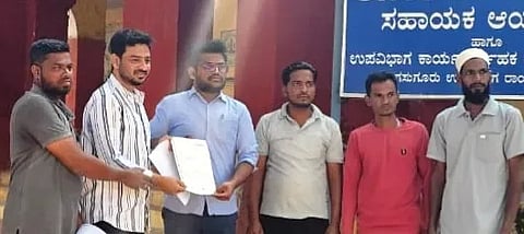ಲಿಂಗಸುಗೂರಿನಲ್ಲಿ ಎಸಿ ಕಚೇರಿಯ ಗ್ರಾಮ ಆಡಳಿತಾಧಿಕಾರಿ ಧ್ರುವ ದೇಶಪಾಂಡೆಗೆ ಸಾಲಿಡಾರಿಟಿ ಯೂತ್ ಮೂವ್‌ಮೆಂಟ್ ಕಾರ್ಯಕರ್ತರು ಮನವಿ ಸಲ್ಲಿಸಿದರು. ನಗರ ಘಟಕಾಧ್ಯಕ್ಷ ಅಮ್ಜದ್ ಅಲಿ, ಖಲೀಲ್ ಅಹ್ಮದ್, ಶೇಕ್ ಖಾಜಾ, ರಾಜು ಇತರರಿದ್ದರು.