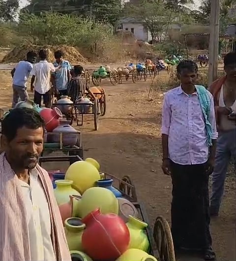 ಹರಪನಹಳ್ಳಿ ತಾಲೂಕಿನ ಚಿಗಟೆರಿಯಲ್ಲಿ ನೀರಿಗಾಗಿ ಕಾಯುತ್ತಿರುವ ಜನರು.
