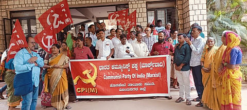 ಹೊಸಪೇಟೆ  ತಹಸೀಲ್ದಾರ್ ಕಚೇರಿ ಮುಂದೆ ಶುಕ್ರವಾರ ಪ್ರತಿಭಟನೆ ಸಿಪಿಐಎಂನಿಂದ ಪ್ರತಿಭಟನೆ ನಡೆಯಿತು. ಕಾರ್ಯದರ್ಶಿ ಎನ್ ಯಲ್ಲಾಲಿಂಗ, ಪ್ರಮುಖರಾದ ಆರ್.ಭಾಸ್ಕರ್ ರೆಡ್ಡಿ , ಎಂ.ಗೋಪಾಲ, ಕೆ.ಎಂ.ಸ್ವಪ್ನ, ಕೆ.ನಾಗರತ್ನಮ್ಮ, ವಿ.ಸ್ವಾಮಿ, ಈ.ಮಂಜುನಾಥ, ಎಂ.ಜಂಬಯ್ಯನಾಯಕ, ರಮೇಶ್ ಕುಮಾರ್, ಶಕುಂತಲಮ್ಮ, ಎಸ್.ಯಲ್ಲಮ್ಮ, ಹೇಮಂತ್ ನಾಯ್ಕ ಇತರರಿದ್ದರು.