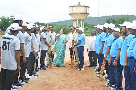 ಹೊಸಪೇಟೆ ಜಿಲ್ಲಾ ಸಶಸ್ತ್ರ ಮೀಸಲು ಪಡೆ ಮೈದಾನದಲ್ಲಿ ಬುಧವಾರ ಪತ್ರಕರ್ತರಿಗಾಗಿ ಹಮ್ಮಿಕೊಳ್ಳಲಾಗಿದ್ದ ವಾರ್ಷಿಕ ಕ್ರಿಕೆಟ್ ಪಂದ್ಯಾವಳಿಗೆ ಜಿಲ್ಲಾಧಿಕಾರಿ ಕವಿತಾ ಎಸ್.ಮನ್ನಿಕೇರಿ ಅವರು ಟಾಸ್ ಹಾಕುವ ಮೂಲಕ ಚಾಲನೆ ನೀಡಿದರು. ಡಿವೈಎಸ್ಪಿ ಮಂಜುನಾಥ, ಡಿವೈಎಸ್ಪಿ ಪಿ.ಮುರಳಿಧರ್, ಪ್ರಧಾನ ಕಾರ್ಯದರ್ಶಿ ಲಕ್ಷ್ಮಣ, ರಾಜ್ಯ ಸಮಿತಿ ಸದಸ್ಯ ಪಿ.ವೆಂಕೊಬಪ್ಪ ಇತರರಿದ್ದರು.