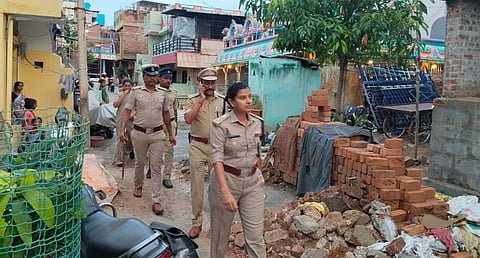 ಹೊಸಪೇಟೆಯಲ್ಲಿ ಎಸ್ಪಿ ಎಸ್.ಜಾಹ್ನವಿ ನೇತೃತ್ವದಲ್ಲಿ ರೌಡಿ ನಿಗ್ರಹ ದಳ ಕಾರ್ಯಚರಣೆ ನಡೆಸಿತು. ಡಿವೈಎಸ್ಪಿ ಮುರಳಿಧರ್, ಪಿಐ ಗೋವಿಂದ್ ಇತರರಿದ್ದರು.