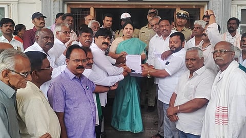 ಹೊಸಪೇಟೆಯಲ್ಲಿ ಬುಧವಾರ ಕಾಲುವೆಗಳಿಗೆ ನೀರು ಹರಿಸುವಂತೆ ಒತ್ತಾಯಿಸಿ ರೈತ ಸಂಘದ ವತಿಯಿಂದ ವಿಜಯನಗರ ಜಿಲ್ಲಾಧಿಕಾರಿ ಕವಿತಾ ಮನ್ನೀಕೇರಿ ಮನವಿ ಸಲ್ಲಿಸಲಾಯಿತು. ಪ್ರಮುಖರಾದ ಕಟಗಿ ಜಂಬಯ್ಯ ನಾಯಕ, ಉತ್ತಂಗಿ ಕೊಟ್ರೇಶ್, ಕಟಗಿ ರಾಮಕೃಷ್ಣ, ಗಾದಿಲಿಂಗಪ್ಪ, ನಾಗರಾಜ್, ಪರಸಪ್ಪ, ಎಲ್ಲಪ್ಪ, ಮೈಲಾರಿ, ಜಾಕಿರ್ ಹುಸೇನ್, ಅಂಜಿನಪ್ಪ, ಗುಂಡಿ ರಾಘವೇಂದ್ರ, ಗೋಸಲ ಬರಮಪ್ಪ, ಗಿಣಿಗೇರಿ ಅಶೋಕ್ ಇತರರಿದ್ದರು.