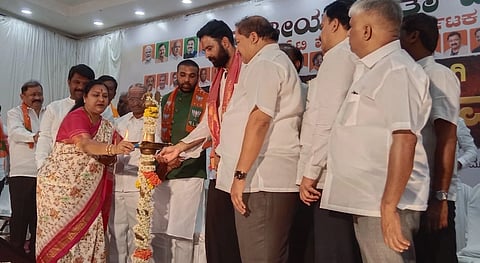 ಹೊಸಪೇಟೆ ಸಹಕಾರ ಕಲ್ಯಾಣ ಮಂಟಪದಲ್ಲಿ ಸೋಮವಾರ ಸಾಮಾಜಿಕ ನ್ಯಾಯಕ್ಕಾಗಿ ಜಾಗೃತಿ ಸಮಾವೇಶದಲ್ಲಿ ಮಾಜಿ ಸಚಿವ ಬಿ.ಶ್ರೀರಾಮುಲು ಉದ್ಘಾಟಿಸಿದರು. ವಿಧಾನ ಪರಿಷತ್ ಸದಸ್ಯೆ ಹೇಮಲತಾ ನಾಯಕ, ಎಸ್‌ಟಿ ಮೋರ್ಚಾ ರಾಜ್ಯಾಧ್ಯಕ್ಷ ಬಂಗಾರು ಹನುಮಂತು, ಮಾಜಿ ಶಾಸಕರಾದ ರಾಜೂ ಗೌಡ, ಎಂ.ಎಸ್.ಸೋಮಲಿAಗಪ್ಪ, ಪ್ರತಾಪ್ ಗೌಡ ಪಾಟೀಲ್ ಇತರರಿದ್ದರು.