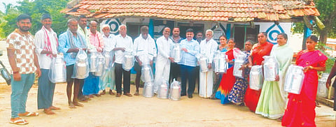 ಮಾಗಡಿ ತಾಲೂಕಿನ ಜುಟ್ನಹಳ್ಳಿ ಹಾಲು ಉತ್ಪಾದಕರ ಸಹಕಾರ ಸಂದ ಹಾಲು ಉತ್ಪಾದಕರಿಗೆ ಉಚಿತವಾಗಿ ಹಾಲಿನ ಸ್ಟೀಲ್​ ಕ್ಯಾನ್​ಗಳನ್ನು ಜುಟ್ನಹಳ್ಳಿ ಡೇರಿ ಅಧ್ಯಕ್ಷ ಜೆಪಿ.ಚಂದ್ರೇಗೌಡ ವಿತರಿಸಿದರು. ಸಂದ ಉಪಾಧ್ಯಕ್ಷ ರಂಗಸ್ವಾಮಯ್ಯ, ನಿರ್ದೇಶಕರಾದ ಜಯಣ್ಣ, ಲೀಲಾವತಿ, ಸುಮಿತ್ರಾ, ಸರೋಜಮ್ಮ, ಹೊಂಬಮ್ಮ, ಕುಮಾರು, ಕಾರ್ಯದರ್ಶಿ ರವಿಕುಮಾರ್​, ಗಂಗಾಧರ್​ ಇತರರು ಇದ್ದರು.