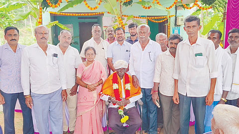 ಗುಬ್ಬಿ ತಾಲೂಕು meeting ಬೆಟ್ಟದಹಳ್ಳಿ ಡೇರಿಯಲ್ಲಿ ಹಮ್ಮಿಕೊಂಡಿದ್ದ ಸರ್ವ ಸದಸ್ಯರ ವಾರ್ಷಿಕ ಸಭೆಯಲ್ಲಿ ನಿವೃತ್ತ ಕಾರ್ಯದರ್ಶಿ ಆನಂದಪ್ಪ ಅವರನ್ನು ಸನ್ಮಾನಿಸಲಾಯಿತು. ಗಂಗಾಧರಯ್ಯ, ರುದ್ರೇಶ್​, ಗಂಗಾಧರಯ್ಯ, ಆನಂದಪ್ಪ  ಇದ್ದರು. 