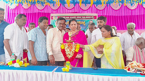ಗುಬ್ಬಿ ತಾಲೂಕಿನ Farming ಮಳೇನಹಳ್ಳಿಯಲ್ಲಿ ಡೇರಿಯ ನೂತನ ಶಾಖೆಯನ್ನು ಶಾಸಕ ಎಸ್​.ಆರ್​.ಶ್ರೀನಿವಾಸ್​ ಉದ್ಘಾಟಿಸಿದರು. ತುಮುಲ್​ ನಿರ್ದೇಶಕಿ ಭಾರತಿ ಶ್ರೀನಿವಾಸ್​, ಗ್ರಾಪಂ ಅಧ್ಯಕ್ಷ ಗುರುರಾಜು, ಯೋಗೀಶ್​, ತಾಪಂ ಮಾಜಿ ಸದಸ್ಯೆ ಕರಿಯಮ್ಮರಮೇಶ್​ ಇದ್ದರು. 