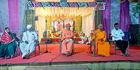 ಮುನವಳ್ಳಿ ಜ್ಞಾನೇಶ್ವರ ಗ್ರಂಥ ಸಾಮೂಹಿಕ ಪಾರಾಯಣ, ಹರಿನಾಮ ಸಪ್ತಾಹ ಮಹೋತ್ಸವದಲ್ಲಿ ಮುಕ್ತಾನಂದ ಸ್ವಾಮೀಜಿ ಆಶೀರ್ವಚನ ನೀಡಿದರು. ಬಾಬಾಸಾಹೇಬ ಅಜರೇಕರ, ಜೀಜಾತಾಯಿ ಅಜರೇಕರ, ಶಿವಾನಂದ ಸ್ವಾಮೀಜಿ, ವಿರೂಪಾಕ್ಷ ಮಾಮನಿ ಇತರರಿದ್ದರು.
