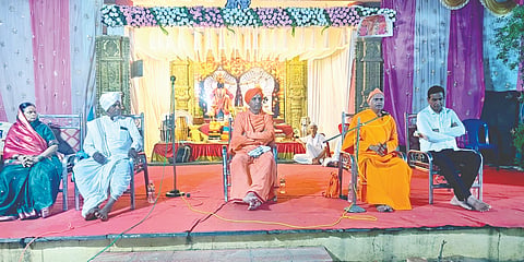 ಮುನವಳ್ಳಿ ಜ್ಞಾನೇಶ್ವರ ಗ್ರಂಥ ಸಾಮೂಹಿಕ ಪಾರಾಯಣ, ಹರಿನಾಮ ಸಪ್ತಾಹ ಮಹೋತ್ಸವದಲ್ಲಿ ಮುಕ್ತಾನಂದ ಸ್ವಾಮೀಜಿ ಆಶೀರ್ವಚನ ನೀಡಿದರು. ಬಾಬಾಸಾಹೇಬ ಅಜರೇಕರ, ಜೀಜಾತಾಯಿ ಅಜರೇಕರ, ಶಿವಾನಂದ ಸ್ವಾಮೀಜಿ, ವಿರೂಪಾಕ್ಷ ಮಾಮನಿ ಇತರರಿದ್ದರು.