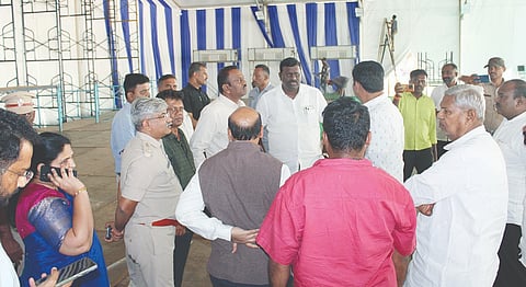 ತುಂಗಭದ್ರಾ ಜಲಾಶಯದ ಕ್ರಸ್ಟ್‌ಗೇಟ್‌ಗಳ ಚಾಲನೆಗೆ ಸಿದ್ಧಗೊಂಡ ವೇದಿಕೆಯನ್ನು ಸಂಸದ ರಾಜಶೇಖರ ಹಿಟ್ನಾಳ, ಶಾಸಕರಾದ ರಾಘವೇಂದ್ರ ಹಿಟ್ನಾಳ, ಶಿವರಾಜ್ ತಂಗಡಗಿ ಪರಿಶೀಲಿಸಿದರು. ಕೊಪ್ಪಳ ಹಾಗೂ ವಿಜಯನಗರ ಡಿಸಿ, ಎಸ್ಪಿಗಳಿದ್ದರು.