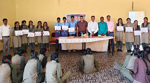 ನಂದಗುಡಿ ಕರ್ನಾಟಕ ಪಬ್ಲಿಕ್​ ಶಾಲೆ ಆವರಣದಲ್ಲಿ ಆಯೋಜಿಸಿದ್ದ ಕಾರ್ಯಕ್ರಮದಲ್ಲಿ ಬಯೋಸ್ಟಾಡ್ಟ್​ ಇಂಡಿಯಾ ಲಿಮಿಟೆಡ್​ ಕಂಪನಿಯಿಂದ ವಿದ್ಯಾರ್ಥಿಗಳಿಗೆ ವಿದ್ಯಾರ್ಥಿ ವೇತನ ಹಾಗೂ ರೈತರಿಗೆ ಕಿಸಾನ್​ ಸಮ್ಮಾನ್​ ಪುರಸ್ಕಾರ ನೀಡಲಾಯಿತು. ಕಂಪನಿಯ ಪ್ರಾದೇಶಿಕ ವ್ಯವಸ್ಥಾಪಕ ಸೋಮಶೇಖರ್​ ಪಾಟೀಲ್​, ಏರಿಯಾ ಮ್ಯಾನೇಜರ್​ ರಾಮಚರಣ್​, ಫೀಲ್ಡ್​ ಆಫೀಸರ್​ ರಮೇಶ್​, ಶ್ರೀ ವಿನಾಯಕ ಶಾಲೆ ಅಧ್ಯಕ್ಷ ಸನಾಉಲ್ಲಾ, ಸಮಾಜ ಸೇವಕ ಕೆ.ರಮೇಶ್​, ಶಿಕ್ಷಕರು, ವಿದ್ಯಾರ್ಥಿಗಳು, ರೈತರು ಇದ್ದರು.