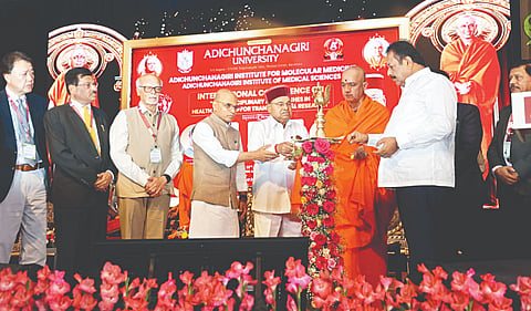 ನಾಗಮಂಗಲ ತಾಲೂಕು ಬಿ.ಜಿ.ನಗರದ ಬಿಜಿಎಸ್ ಸಭಾಂಗಣದಲ್ಲಿ ಆಯೋಜಿಸಿದ್ದ ಅನುವಾದಾತ್ಮಕ ಸಂಶೋಧನೆಗಾಗಿ ಆರೋಗ್ಯ ವಿಜ್ಞಾನಗಳಲ್ಲಿ ಅಂತರಶಿಸ್ತೀಯ ವಿಧಾನಗಳು ಕುರಿತ ಅಂತಾರಾಷ್ಟ್ರೀಯ ಸಮ್ಮೇಳನವನ್ನು ಗಣ್ಯರು ಉದ್ಘಾಟಿಸಿದರು. ರಾಜ್ಯಪಾಲ ಥಾವರಚಂದ್ ಗೆಹಲೋತ್, ಶ್ರೀ ನಿರ್ಮಲಾನಂದನಾಥ ಸ್ವಾಮೀಜಿ, ಶರಣಪ್ರಕಾಶ್ ರುದ್ರಪ್ಪ ಪಾಟೀಲ್, ಎನ್.ಚಲುವರಾಯಸ್ವಾಮಿ ಇದ್ದರು.