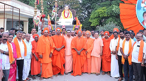 ನೆಲಮಂಗಲದಲ್ಲಿ ಇಷ್ಟಲಿಂಗ ಪೂಜಾ ಬಸವೇಶ್ವರ ಉತ್ಸವಮೂರ್ತಿ ಮೆರವಣಿಗೆಯಲ್ಲಿ ಪವಾಡ ಶ್ರೀಬಸವಣ್ಣದೇವರಮಠದ ಶ್ರೀಸಿದ್ದಲಿಂಗಸ್ವಾಮೀಜಿ, ಬೆಂಗಳೂರು ಗುರುವಣ್ಣದೇವರಮಠ, ನಿಜಗುಣಮಠ, ಕುಣಿಗಲ್​ ಬೆಟ್ಟಹಳ್ಳಿಮಠ, ಕಂಚ್​ಗಲ್​ ಬಂಡೇಮಠ, ಚಕ್ರಬಾವಿ ಮಠ ಶ್ರೀಗಳು ಪಾಲ್ಗೊಂಡಿದ್ದರು.  