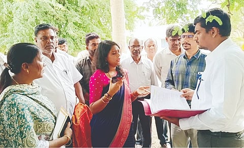 DC ಶಿರಾ ತಾಲೂಕಿನ ಮೇಲುಕುಂಟೆ ಗ್ರಾಪಂ ವ್ಯಾಪ್ತಿಯ ತೊಗರಗುಂಟೆ, ಹನುಮನಹಳ್ಳಿ ಗ್ರಾಮಗಳಿಗೆ ಡಿಸಿ ಶುಭಕಲ್ಯಾಣ ಭೇಟಿ ನೀಡಿ ಕುಡಿಯುವ ನೀರಿನ ಸಮಸ್ಯೆ ಕುರಿತು ಪರಿಶೀಲಿಸಿದರು. ತಹಸೀಲ್ದಾರ್​ ಆನಂದಕುಮಾರ್​, ಮಧುಗಿರಿ ವಿಭಾಗದ ಕಾರ್ಯಪಾಲಕ ಅಭಿಯಂತ ಒ.ಹನುಮಂತಪ್ಪ, ತಾಪಂ ಕಾರ್ಯನಿರ್ವಹಣಾಧಿಕಾರಿಯ ಆರ್​.ಹರೀಶ್​ ಇದ್ದರು.